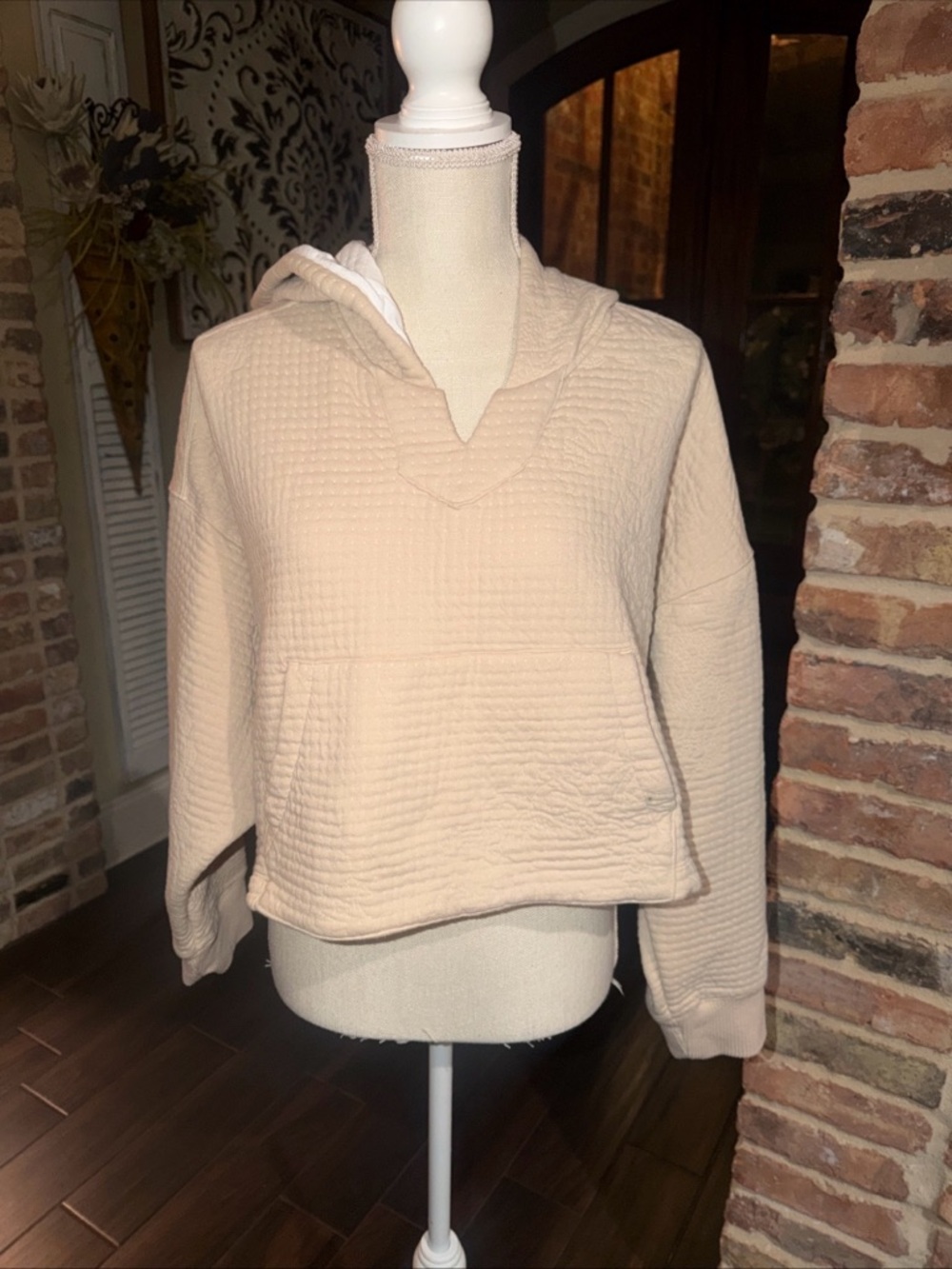 Nike Yoga Cropped Hoodie Womens M Beige Swoosh Gym Therma Fit Sweatshirt